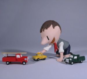 Figurine Le Petit Nicolas jouant aux petites voitures