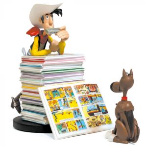 Figurine collection Plastoy Lucky Luke s'appuyant sur une pile d'albums