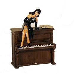 Figurine la pin-up sur le piano Figurine la pin-up sur le piano