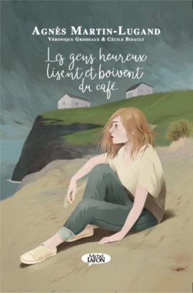 Les gens heureux lisent et boivent du café Les gens heureux lisent et boivent du café