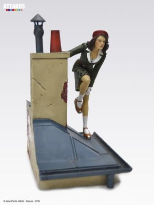 Figurine Jeanne sur les toits de Paris