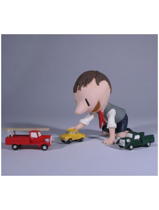 Figurine Le Petit Nicolas jouant aux petites voitures main product photo