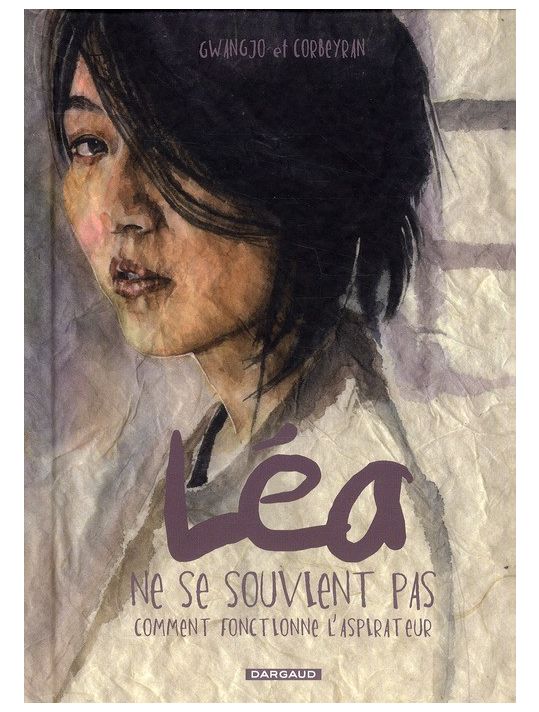 léa ne se souvient pas comment fonctionne l'aspirateur (one shot) main product photo