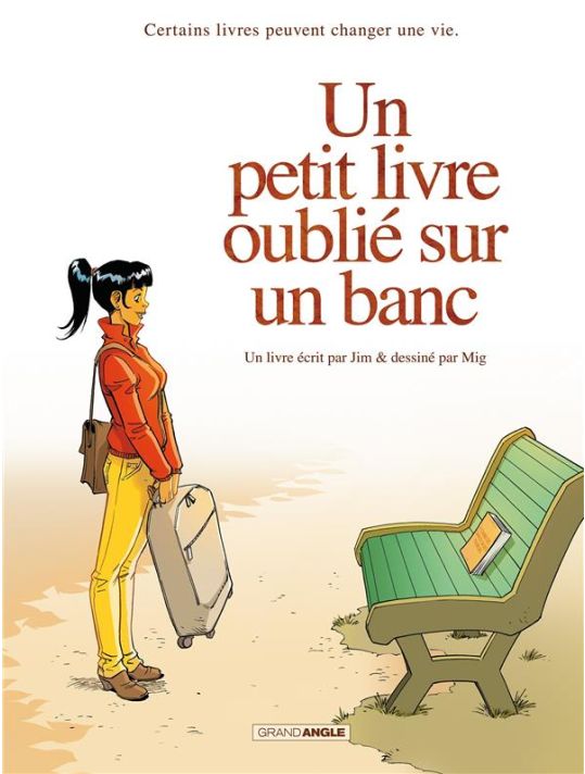 Un petit livre oublié sur un banc - intégrale main product photo