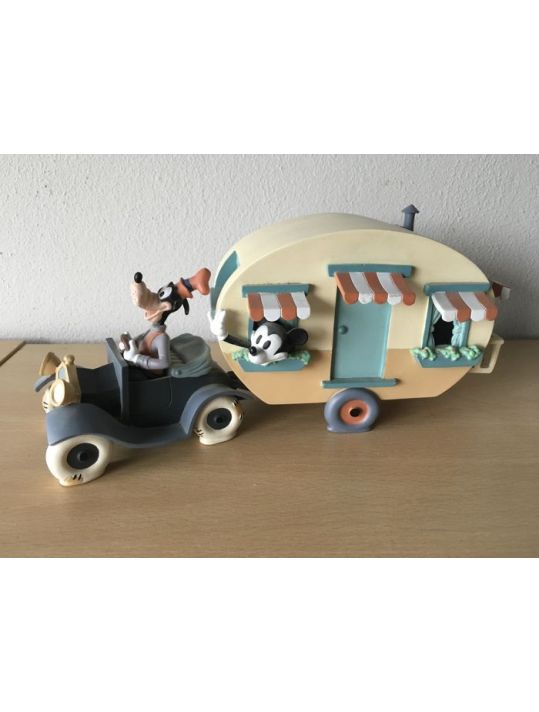 Mickey dans la caravane main product photo